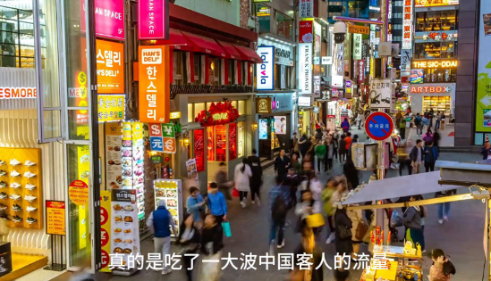 韩国人跑来中国疯狂购物，但看完他们买的东西中国人却坐不住了。大家知道早些年间中