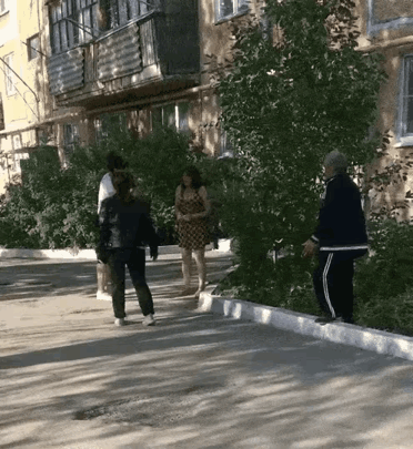 谁说大爷不行！面对两女欺负一女，大爷挺身而出，没想到两女嫌大爷多管闲事，转身火力