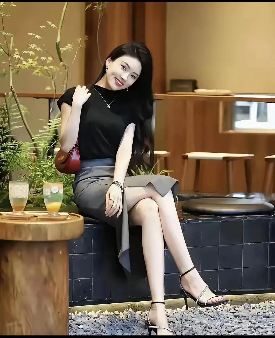 因为洽谈业务工作需要，带客户去KTV放松，于是叫了个公主进来，将一千块钱递过去。