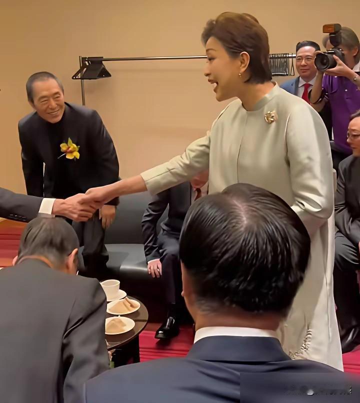杨澜没有和张艺谋握手，却和坐在张艺谋身边的另外一个人握手了！这是在香港的一个饭局