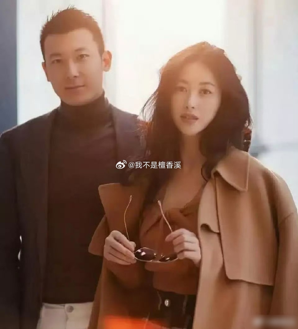 第一次见朱珠的老公，不得不说，长得真帅啊，很配朱珠了​​​