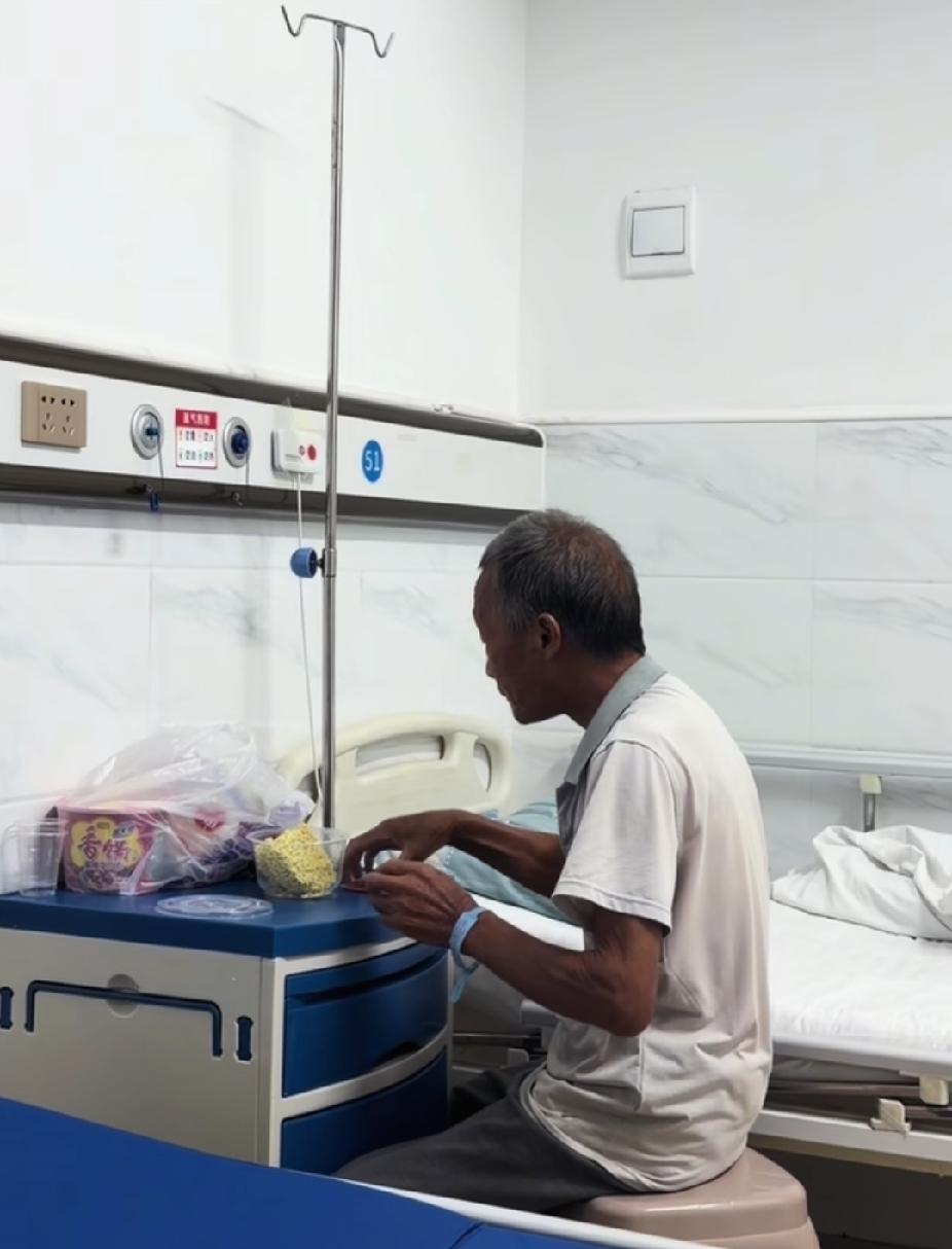 男子在病房拍下心酸一幕。一位住院的病人在病床前泡面吃。没想到，柜子上还堆着一袋子