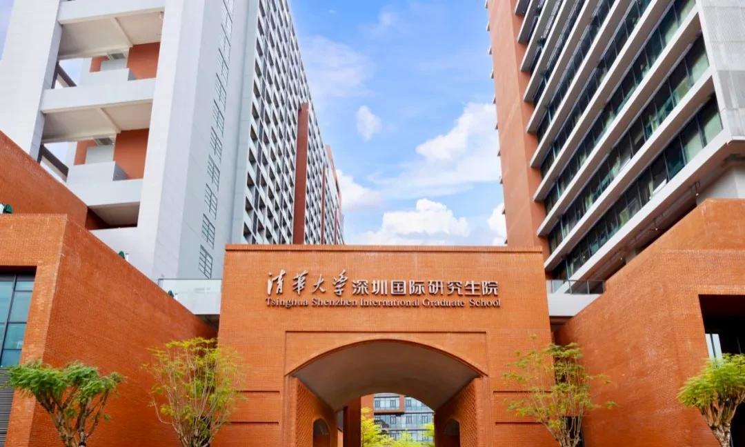 应该严格限制大学异地建设校区。强如国内高校的头牌清华大学在国内也没有建设校区，仅