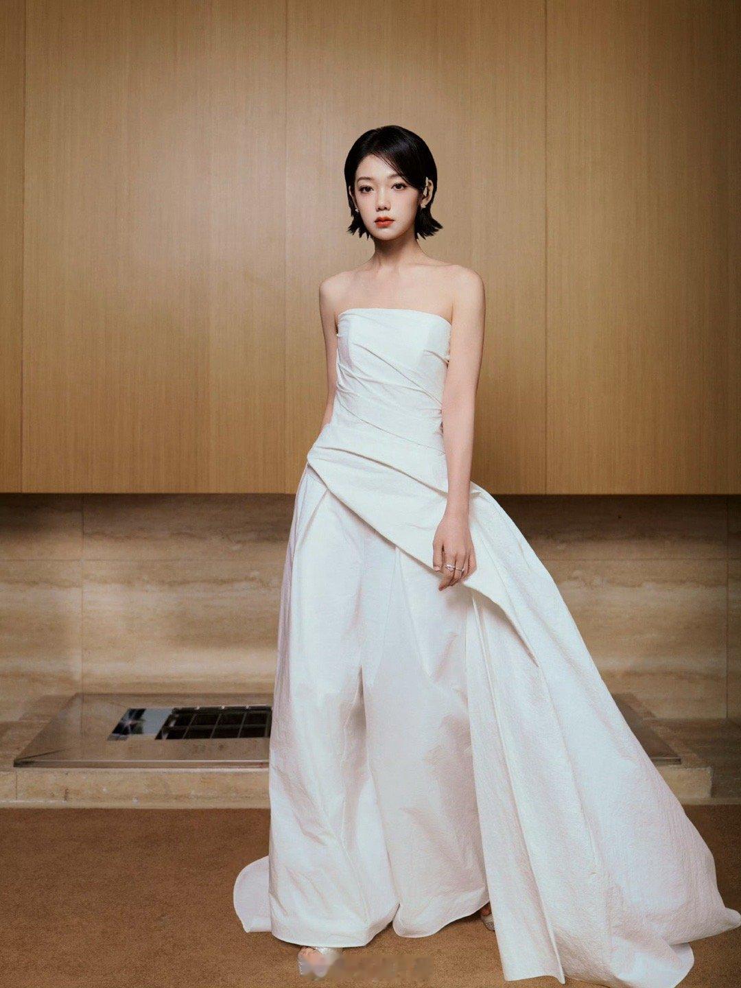 希林娜依高穿礼服跳技能五子棋希林娜依高简直太飒啦！身着白色礼服跳技能五子棋，端