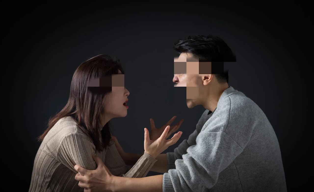 江西宜春，女子背着男子偷偷在外找情人，男子得知后心痛不已，果断提出离婚，两人分开