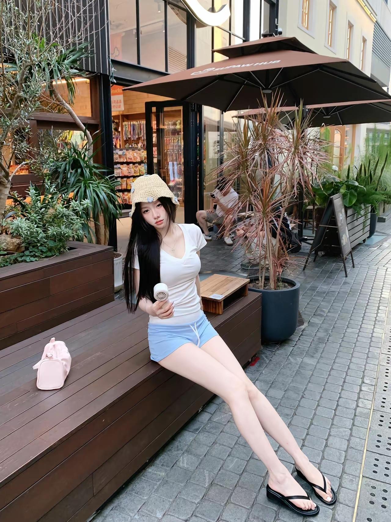 核心公式：米白V领短袖+浅蓝抽绳短裤+草编渔夫帽+黑色人字拖=干净松弛少年感​