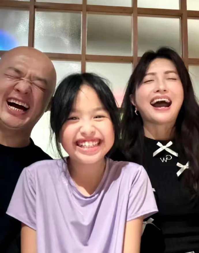 包贝尔女儿饺子撞脸吴映洁​刷到饺子手势舞第一眼真以为是鬼鬼吴映洁本人！完全没