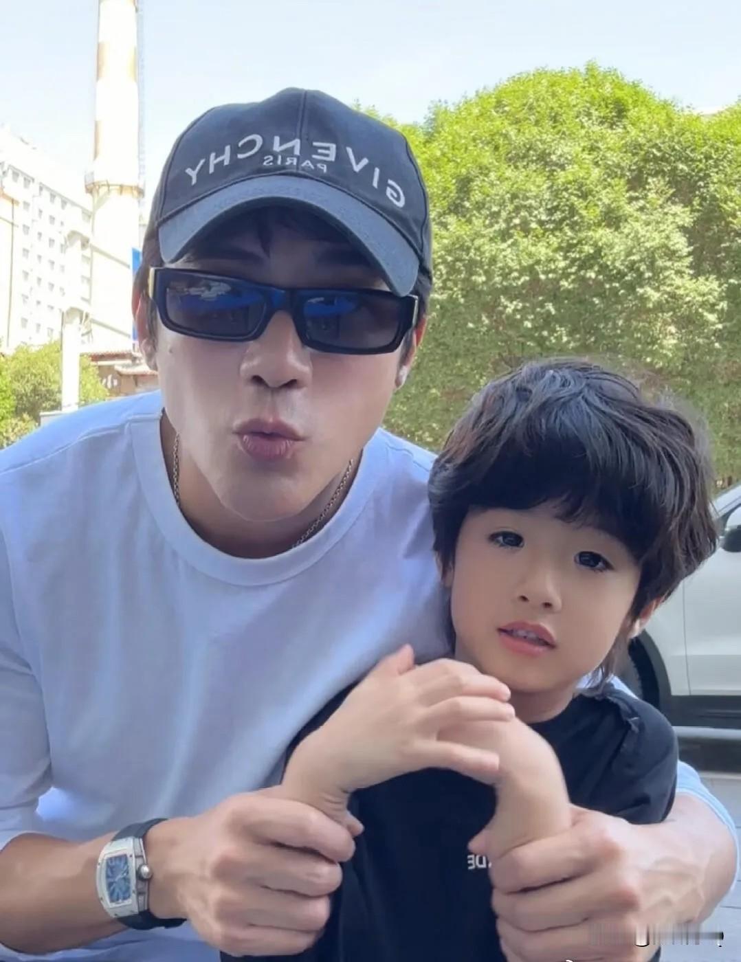 姜潮儿子的睫毛也太浓密了吧，又黑又长又密，这简直是很多女生梦寐以求的睫毛啊。