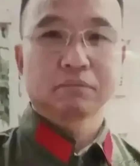 1984年，战士李陶雄中弹牺牲，送葬途中遗体竟两次从车上跌落，护士郑英察觉异样，