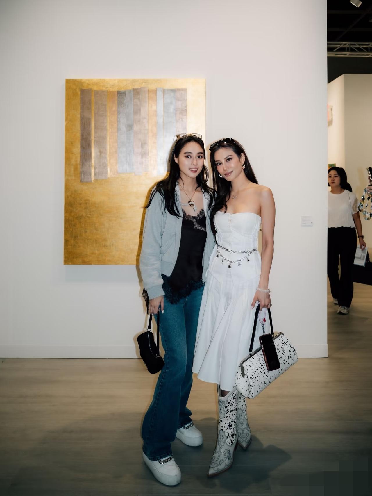 何超欣与谢玲玲女儿林心儿一起参加巴塞尔艺术展，网友竟然说何超欣与林心儿的弟弟林孝