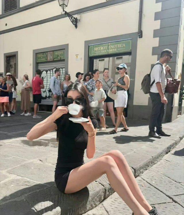 这是易梦玲的松弛感嘛？！感觉在人群中替她尴尬啊