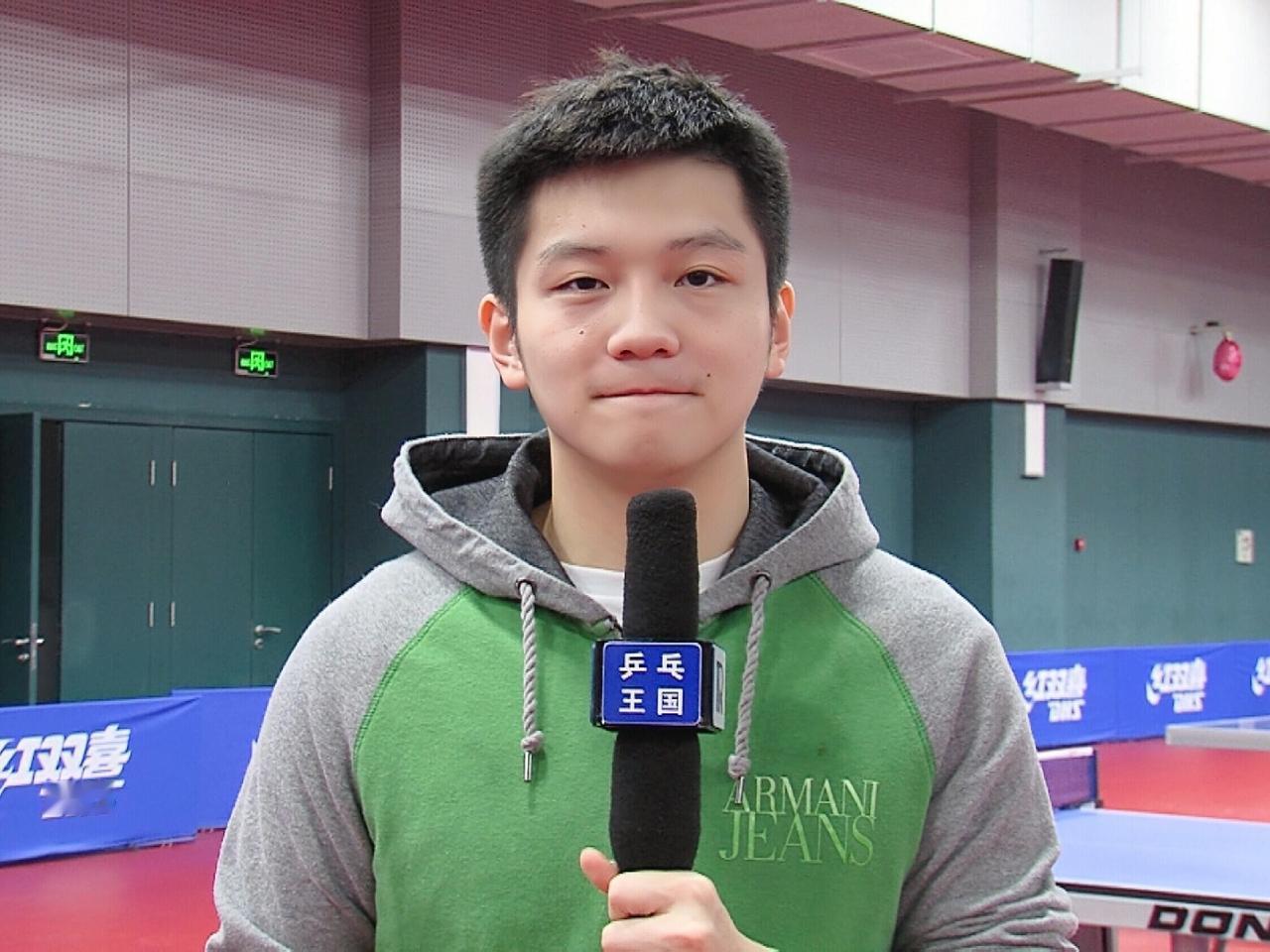 看着之前的小樊振东，十年流转！呆萌帅气可爱的小孩子长大了，英俊潇洒，长得乖巧，