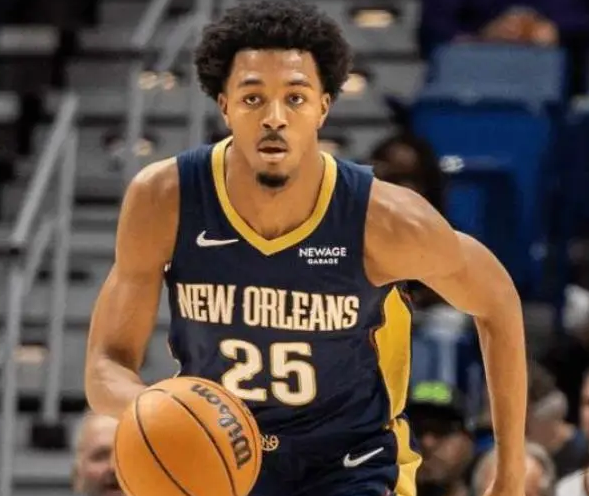 火箭该跟鹈鹕谈谈，目标拿下墨菲加米西弥补缺失龙哥的遗憾火箭与其2500万续伊