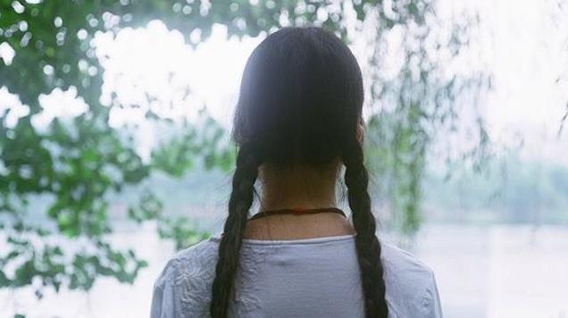 我读高中时认识一位漂亮姐姐，只可惜她23岁那年突然失踪，我再也没见过她。这位姐