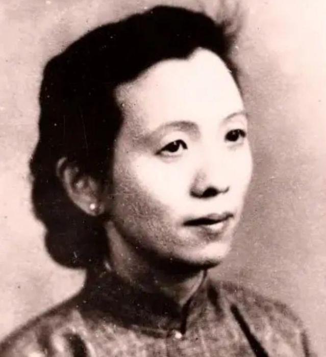 1946年，地下党陈修良不知道特务已经在楼道里蹲守，正准备推门进去时，对街一名十