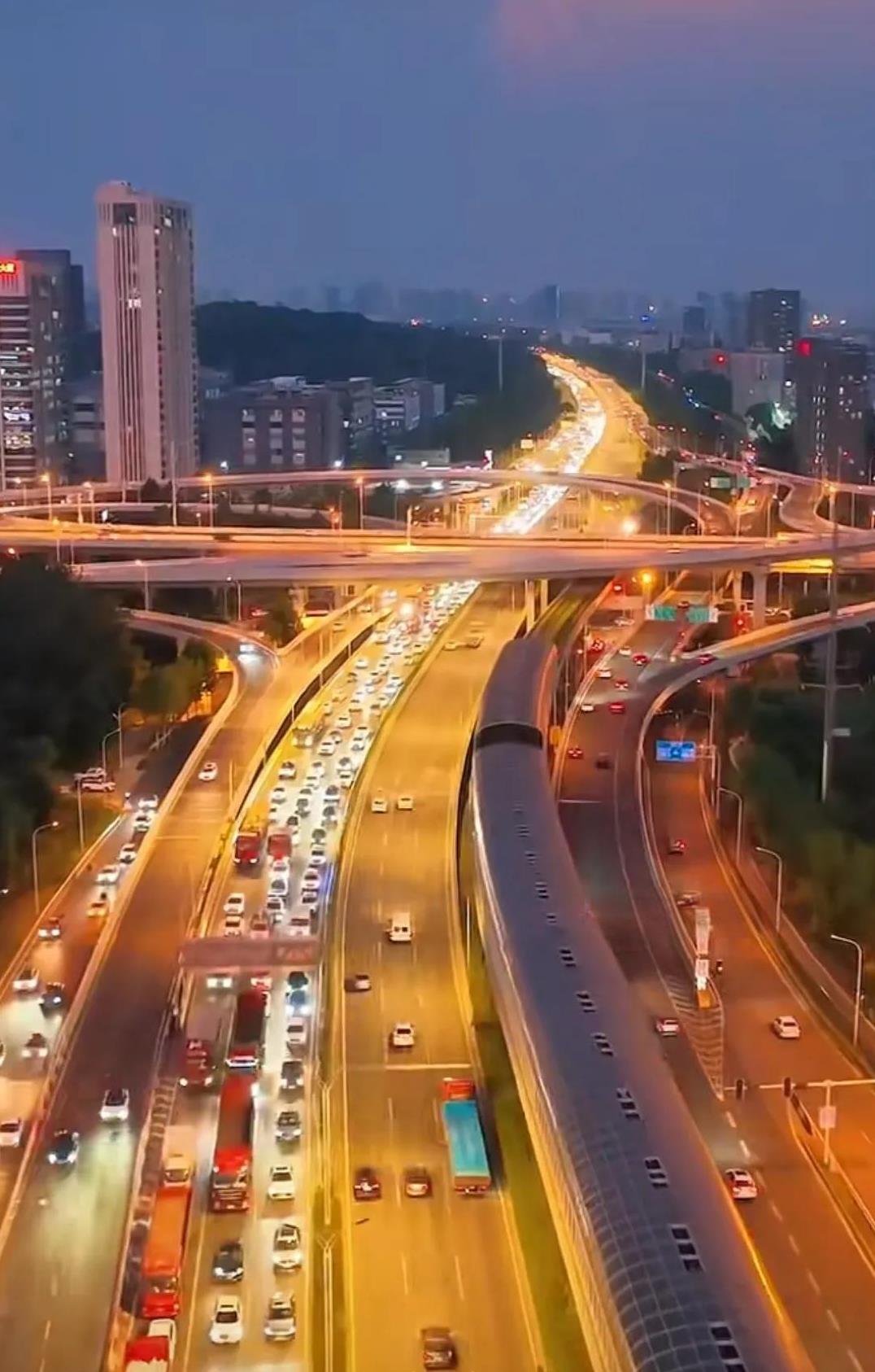 武汉，世界超大城市，东方芝加哥。地球人都知道的城市，武汉位居前列。武汉