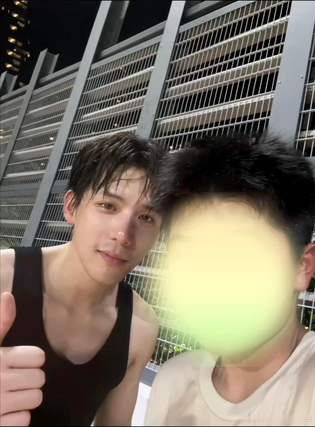 王安宇素颜照我侄子和王安宇一起打球后合照王安宇和网友的侄子一起打球了，还合影了