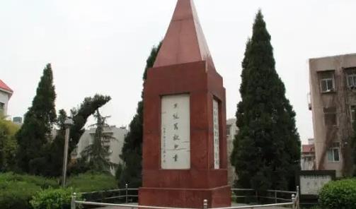 1951年，武汉花园山挖出上万具婴儿骸骨，足足装满五口大棺材，这些孩子全都来自武