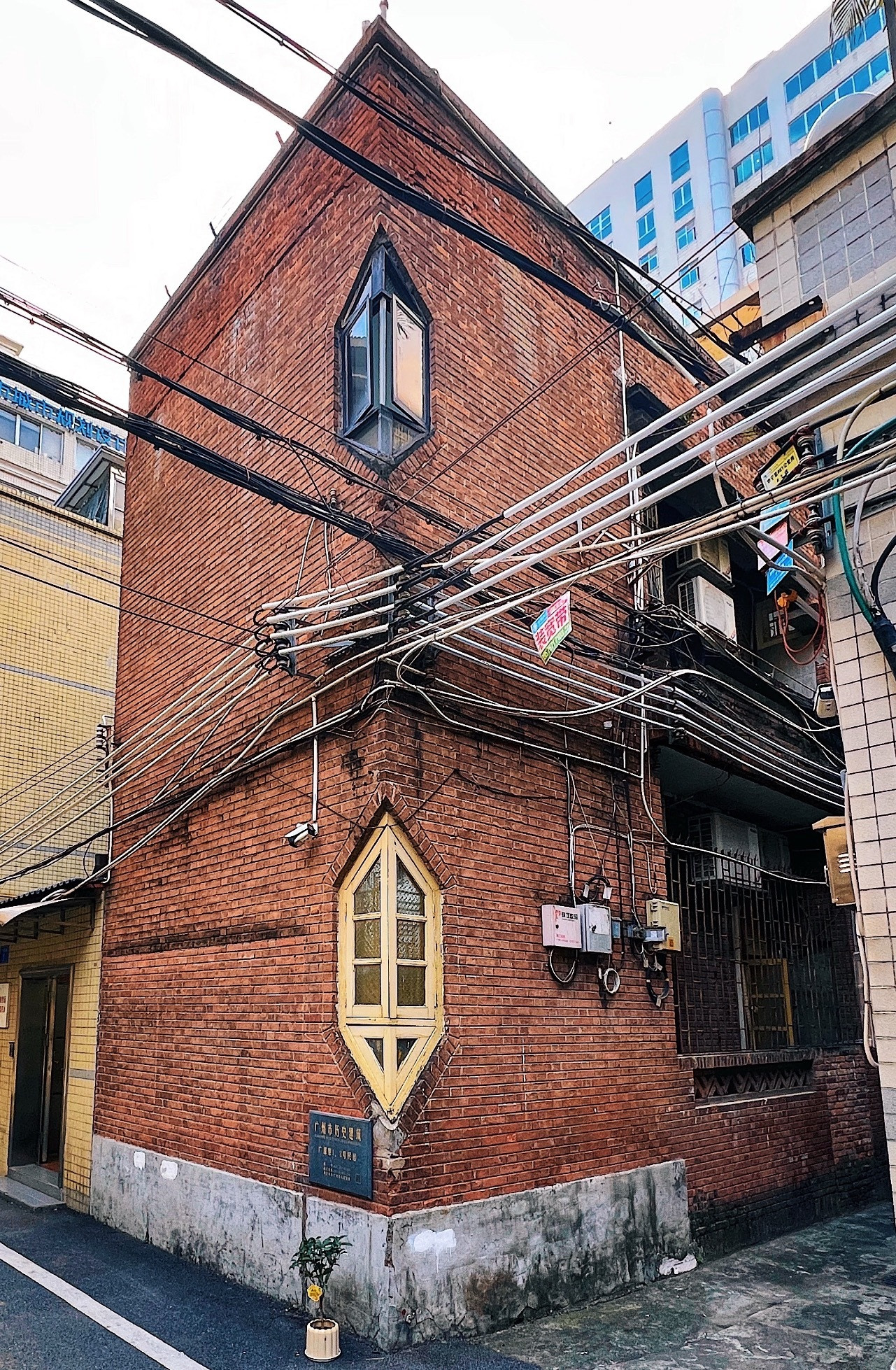 全世界早晨，这房子让我想起一款车……