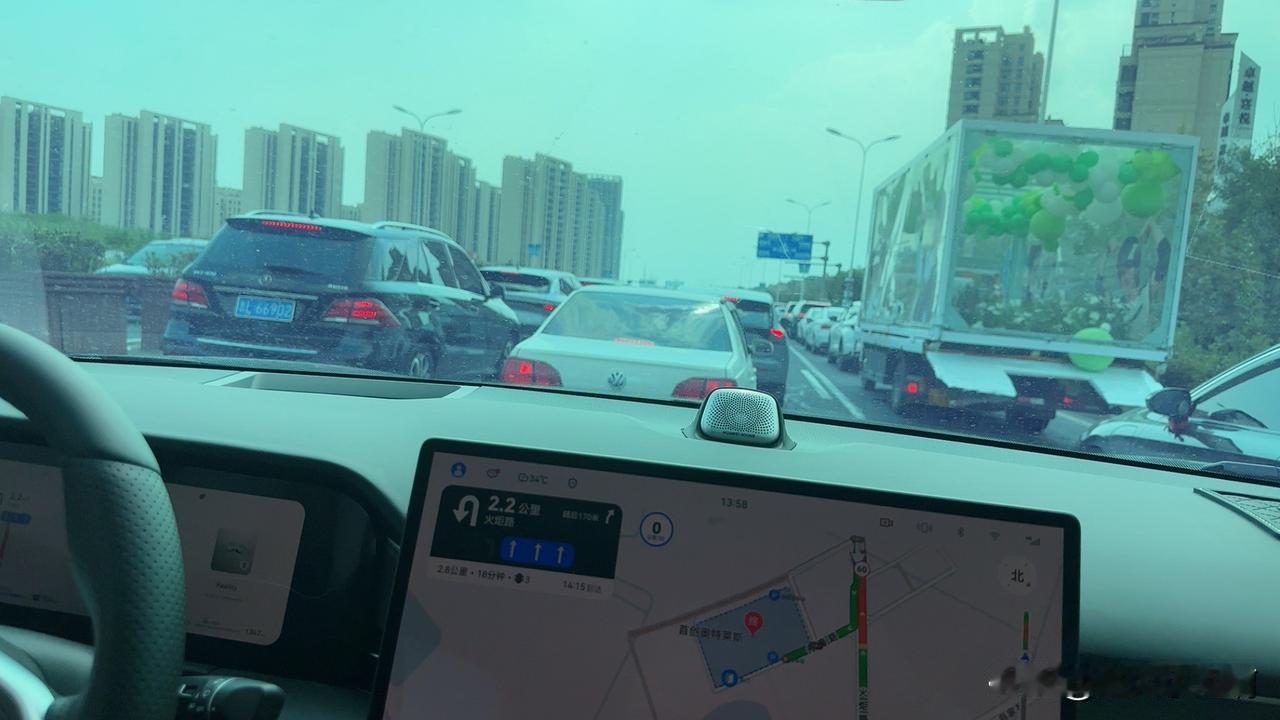 堵在路上，前面一辆租赁花车，专门拉车的那种。就是男孩送女孩一辆车可以租赁这种花
