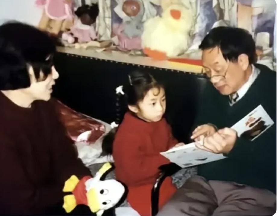 刘欢的独生女儿刘一丝有福气。爸爸刘欢从小把她宠成小公主。奶奶陪着她，爷爷戴着
