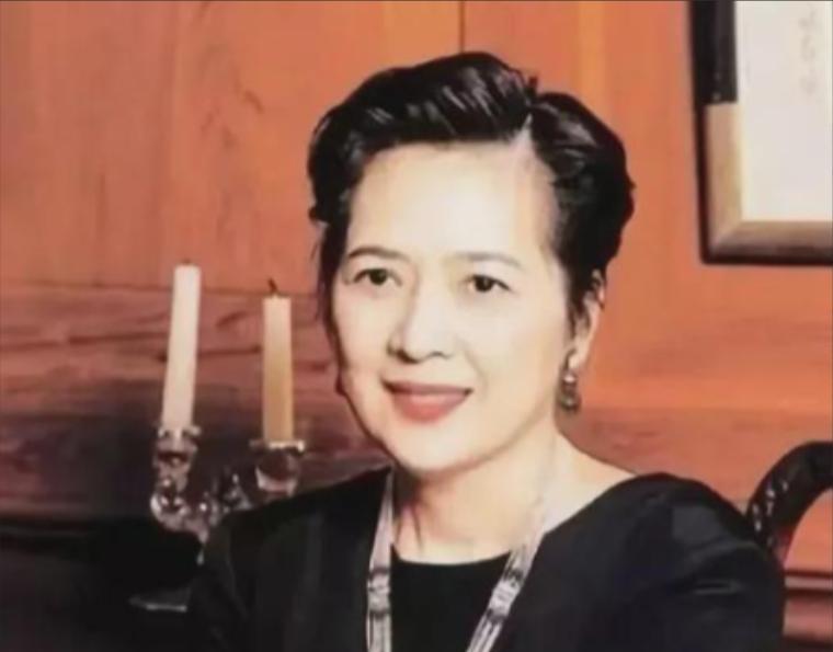 1992年,刘銮雄向宝咏琴提出了离婚,宝咏琴提了三个条件:“第一,给我买一部私人