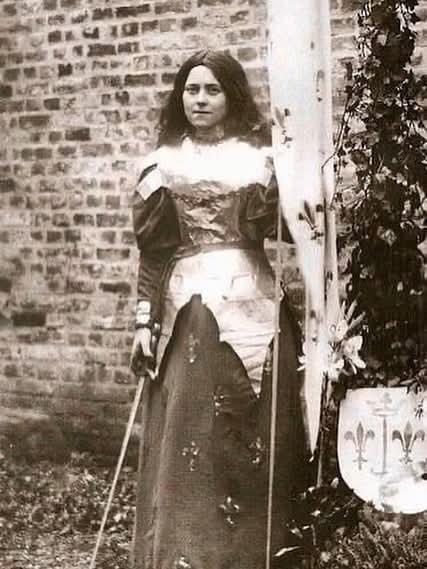 这是1895年利雪的德兰(ThérèsedeLisieux)装扮成圣女贞德