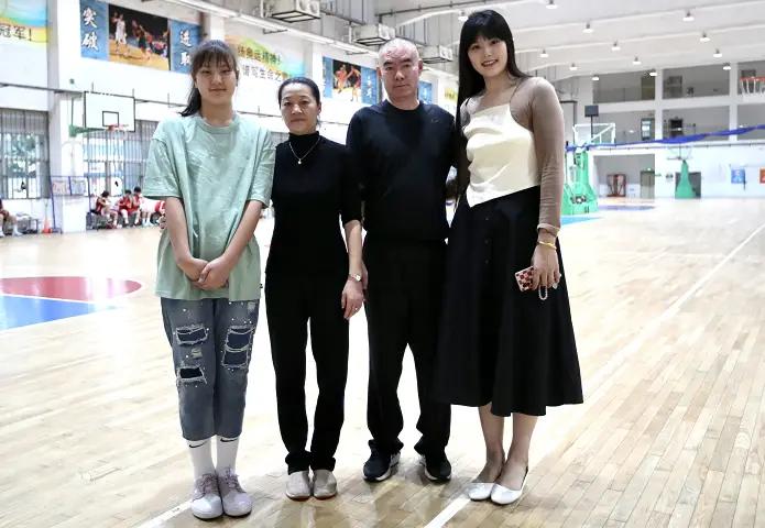 惊艳出场的李月汝来自长钢工人家庭父亲身高1米9，母亲身高1米8可能很多人不知