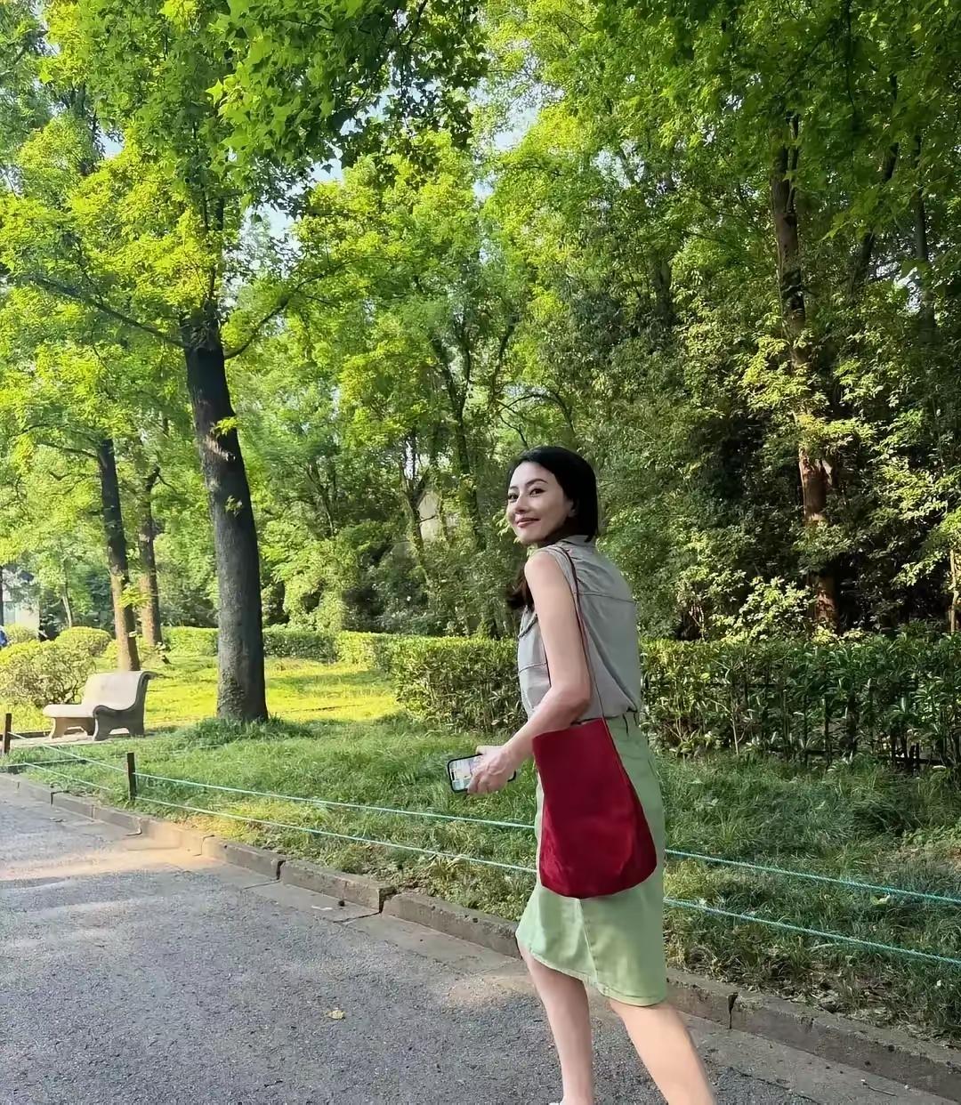 高圆圆上学时期有多漂亮，她班主任说过，当年最少十个班的男生追她。她成天穿宽松校服