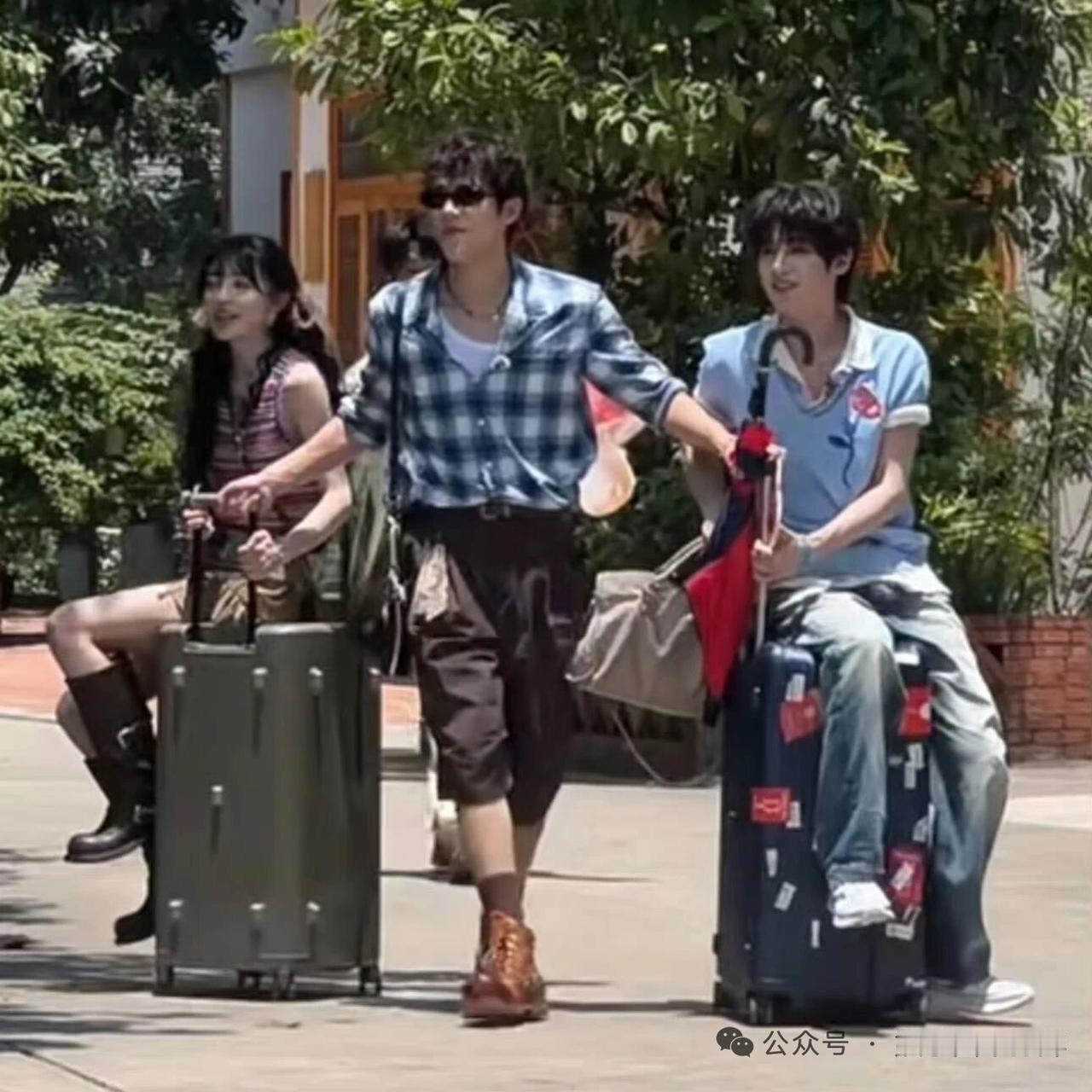 王安宇一手拉着田曦薇，一手拉着黄明昊综艺《忙忙碌碌寻宝藏2》在美丽的西双版纳