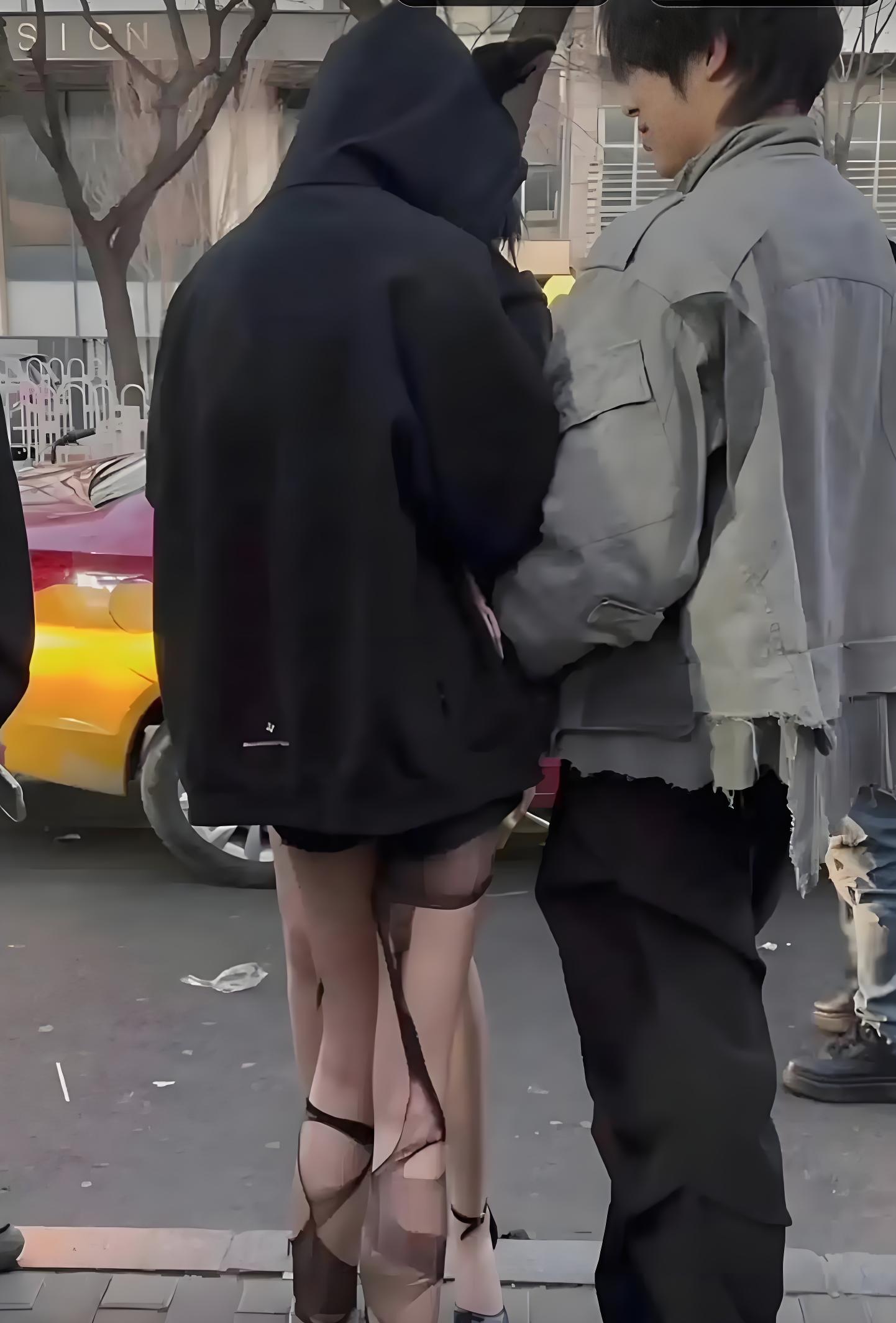 这样的裤子，到底是怎么穿上去的？谁来教一下啊！