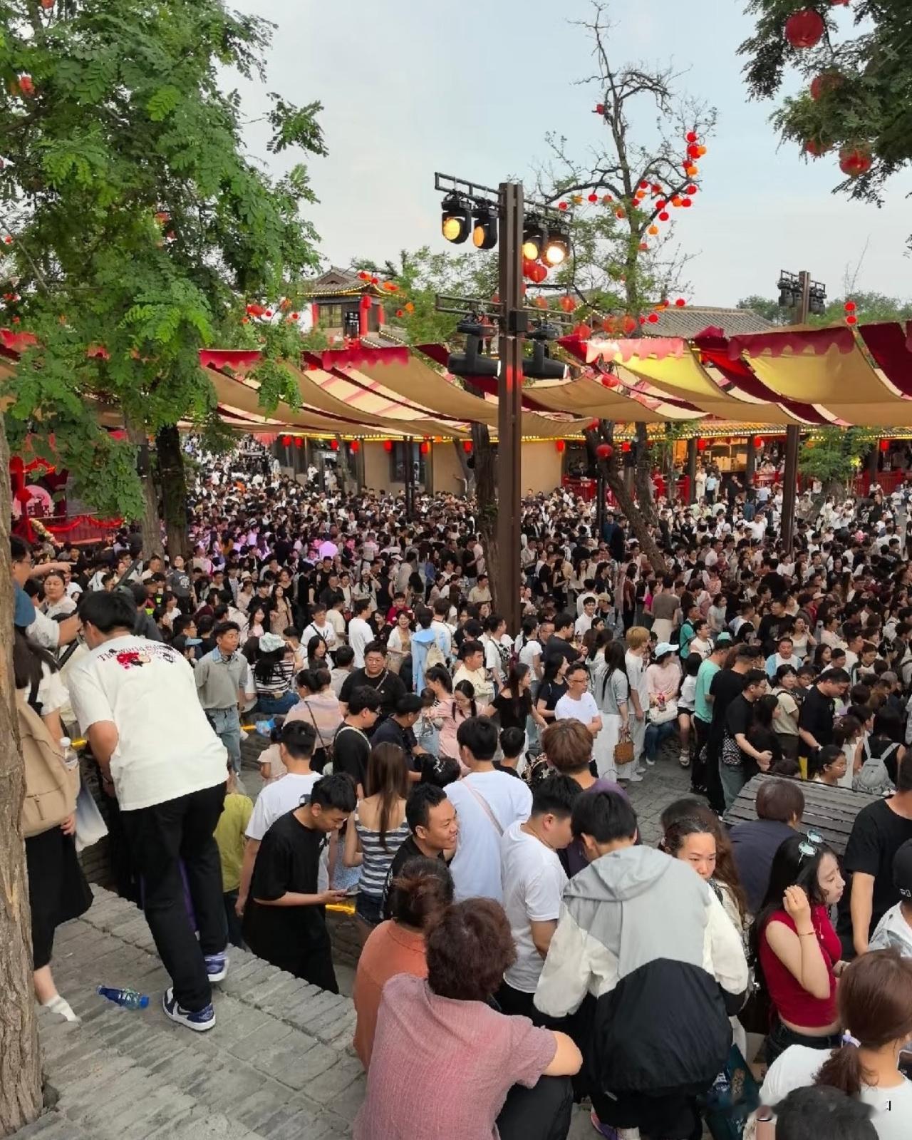 节假日千万别去万岁山武侠城！家人们，听我一句劝！节假日想去万岁山武侠城游玩的