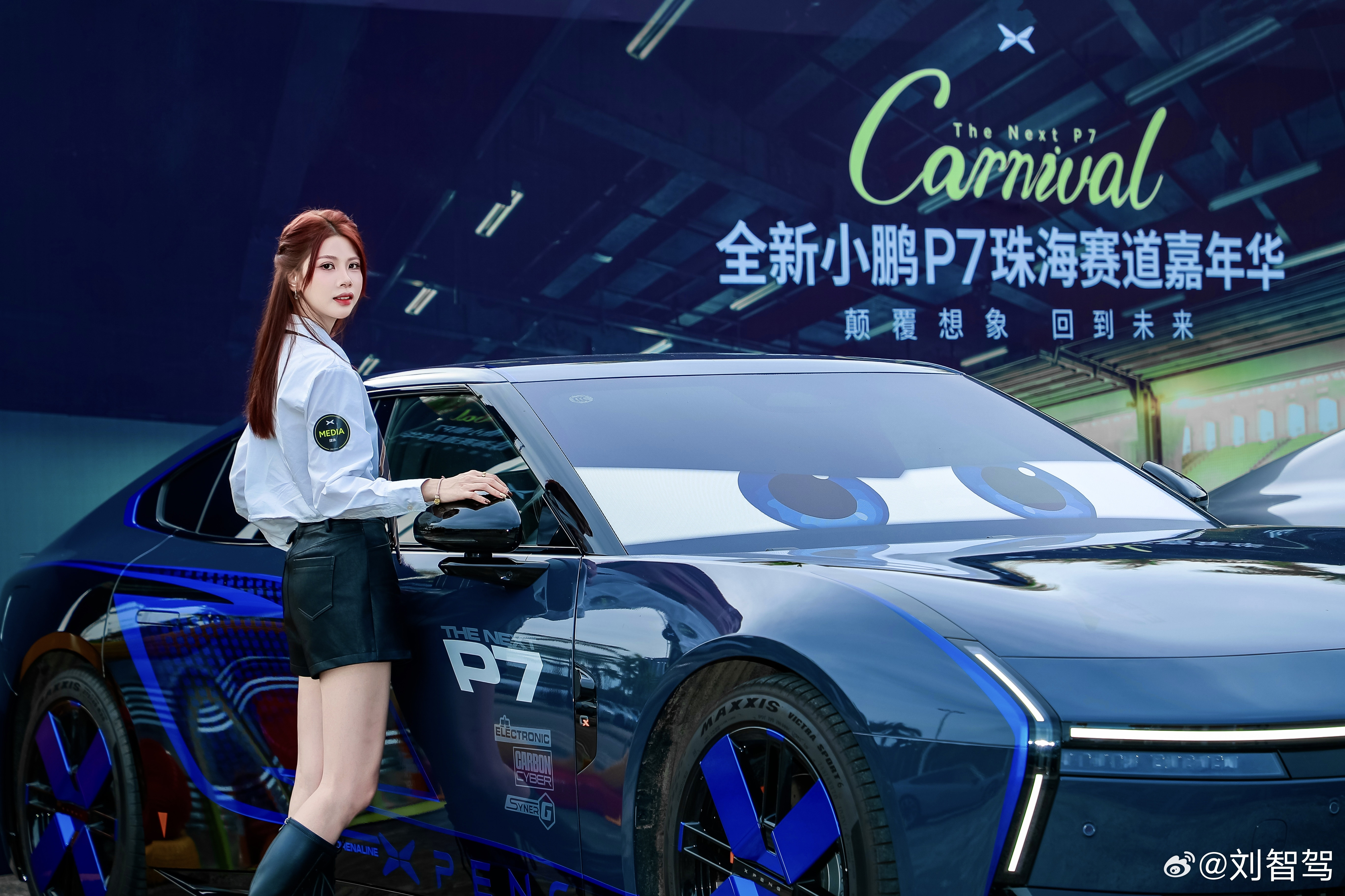 全新小鹏P7长得就是很会玩的样子，豪华配置内涵又深国庆要去把校长的新P7开来感受