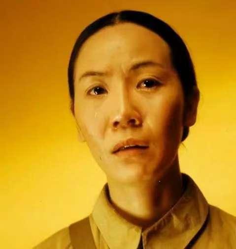 当年,杨青去北影面试,考官对她说:“你这长相不适合当演员,但我们还是决定录取你。