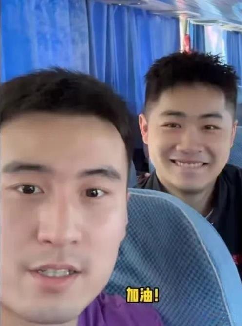钦阳工作室全员出动了！老板，老板娘，两位元老级员工还有陪练小牛。而王楚钦做的