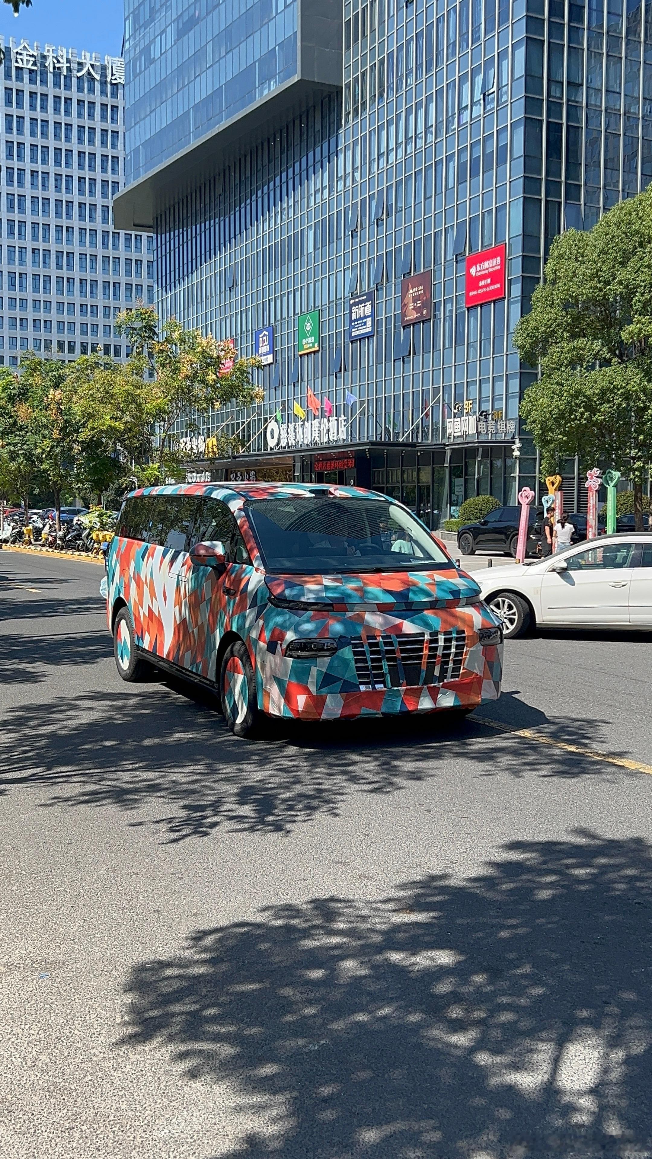 杭州湾看到一辆MPV伪装车，这块头可不小呀，是吉利又要出新车了嘛？伪装车​​​