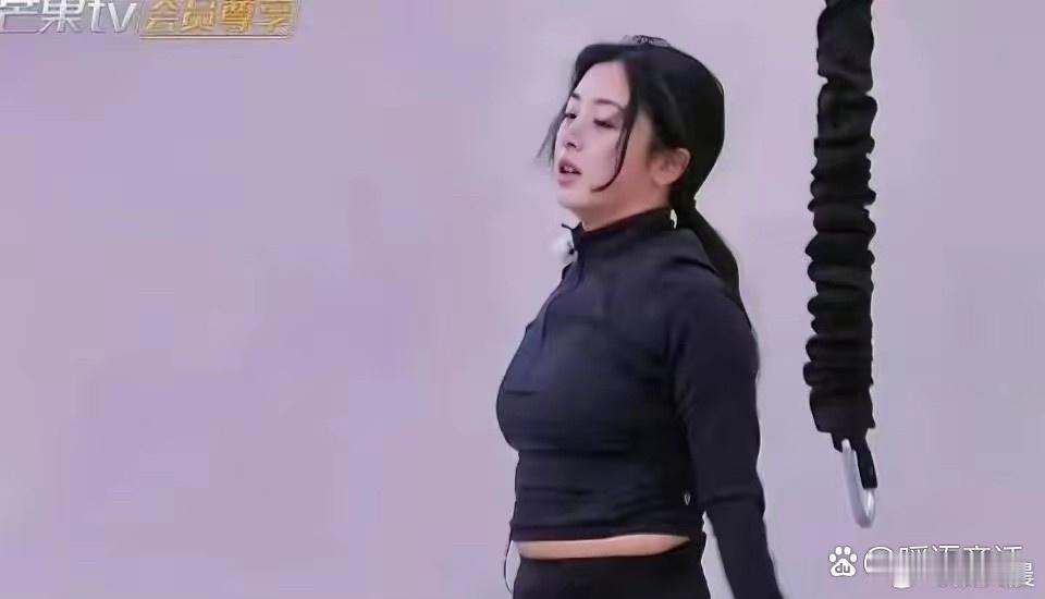 张含韵对自己的腰围管理也太狠了吧！为了保持纤细腰线，这份自律和坚持直接拉满，难怪