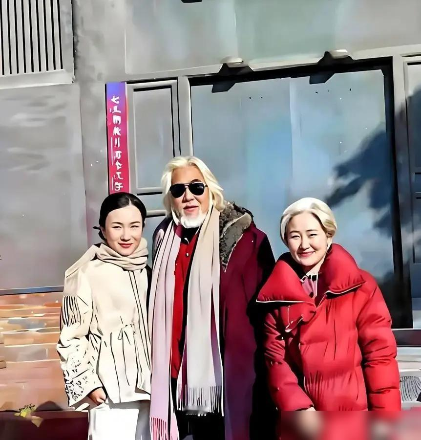 75岁的老头，搂着63岁的丈母娘，拍了一张生日合照，结果亲友群直接炸了锅。张纪中这操作，放谁家都得懵