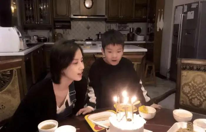 原来黄圣依和杨子的大儿子安迪从小是姥姥照顾的。当时杨子有儿子安迪的时候，杨子妈