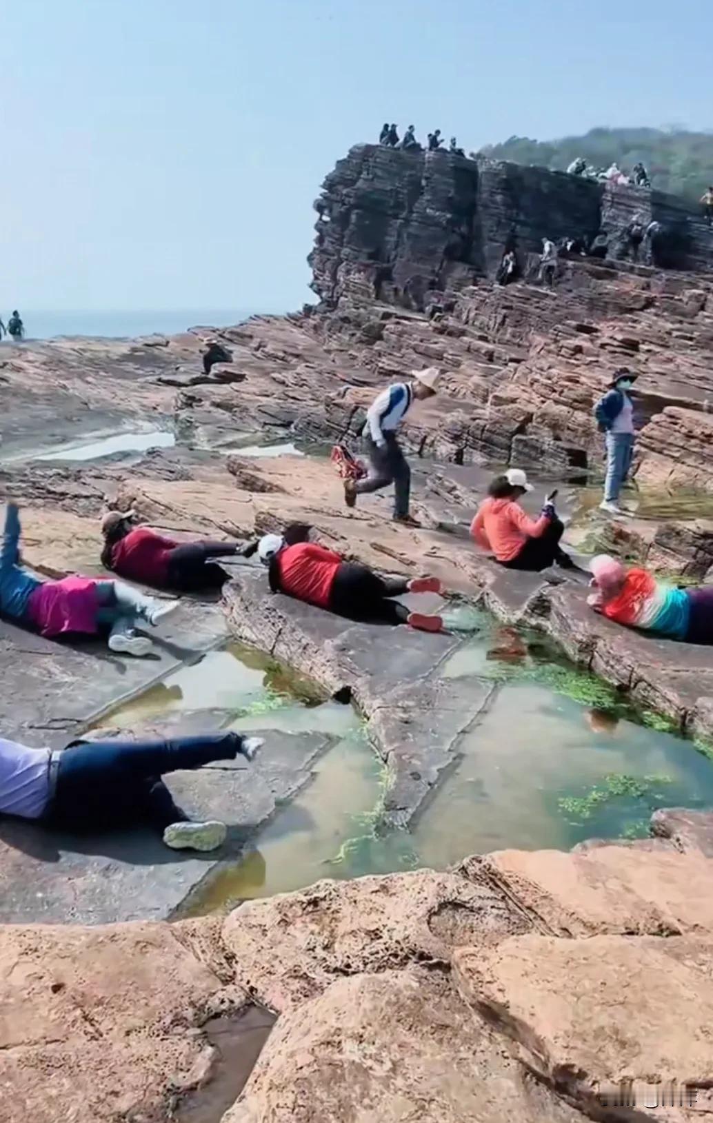 哈哈真有意思，好多大姨大妈侧卧在岩石上学海豹的样子。还有的躺在岩石上很享受的样子