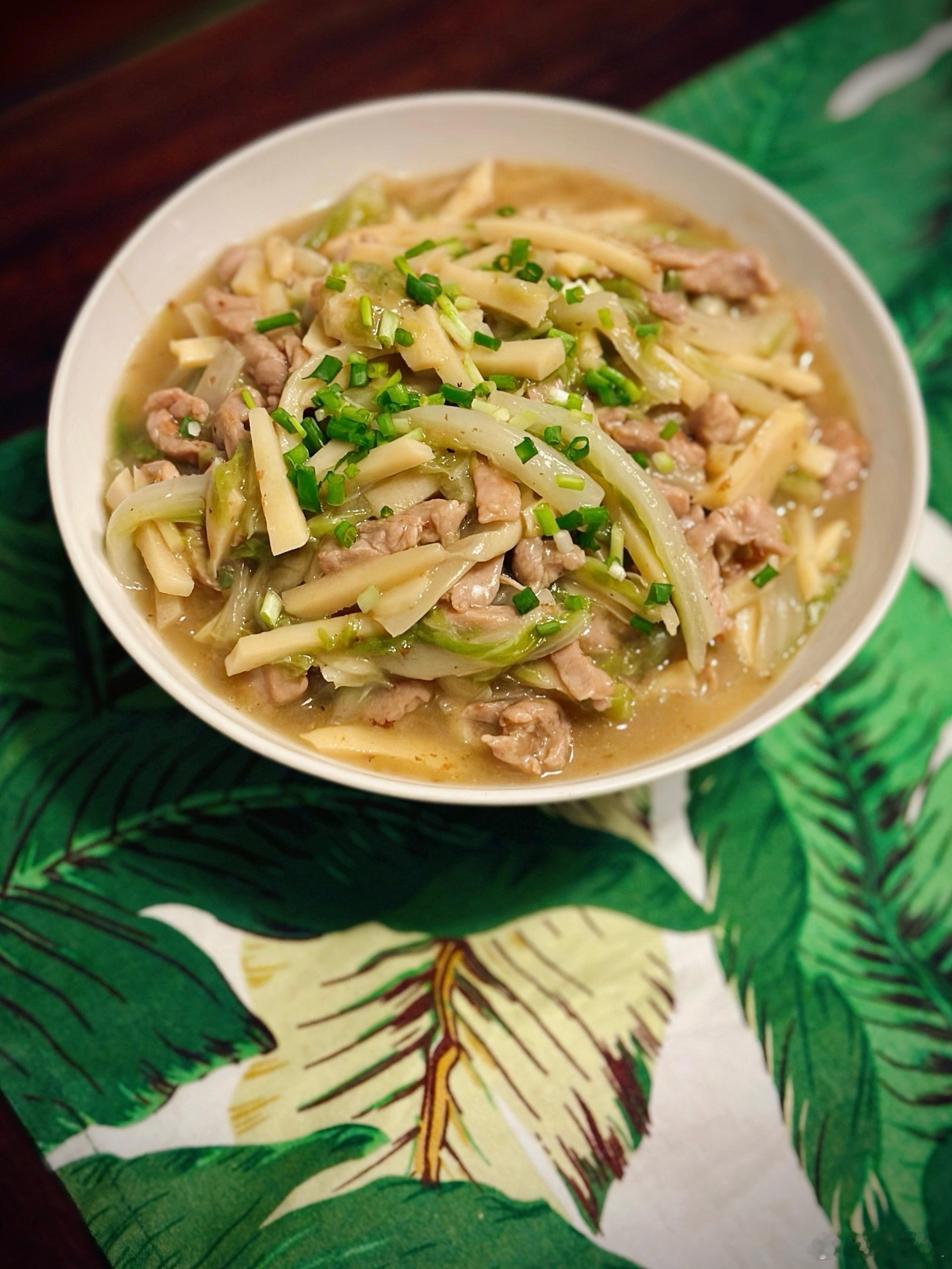 道道鲜送来一砂锅红烧羊肉，自己加了萝卜，一把青蒜叶，香煞人，崇明矮脚小菠菜，昆布