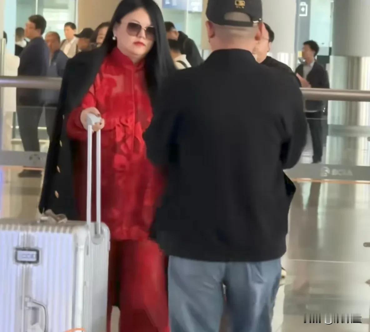 李湘变了，又没变！李湘今天现身机场，发现她又胖了，李湘与刚刚出道时候相比，变化