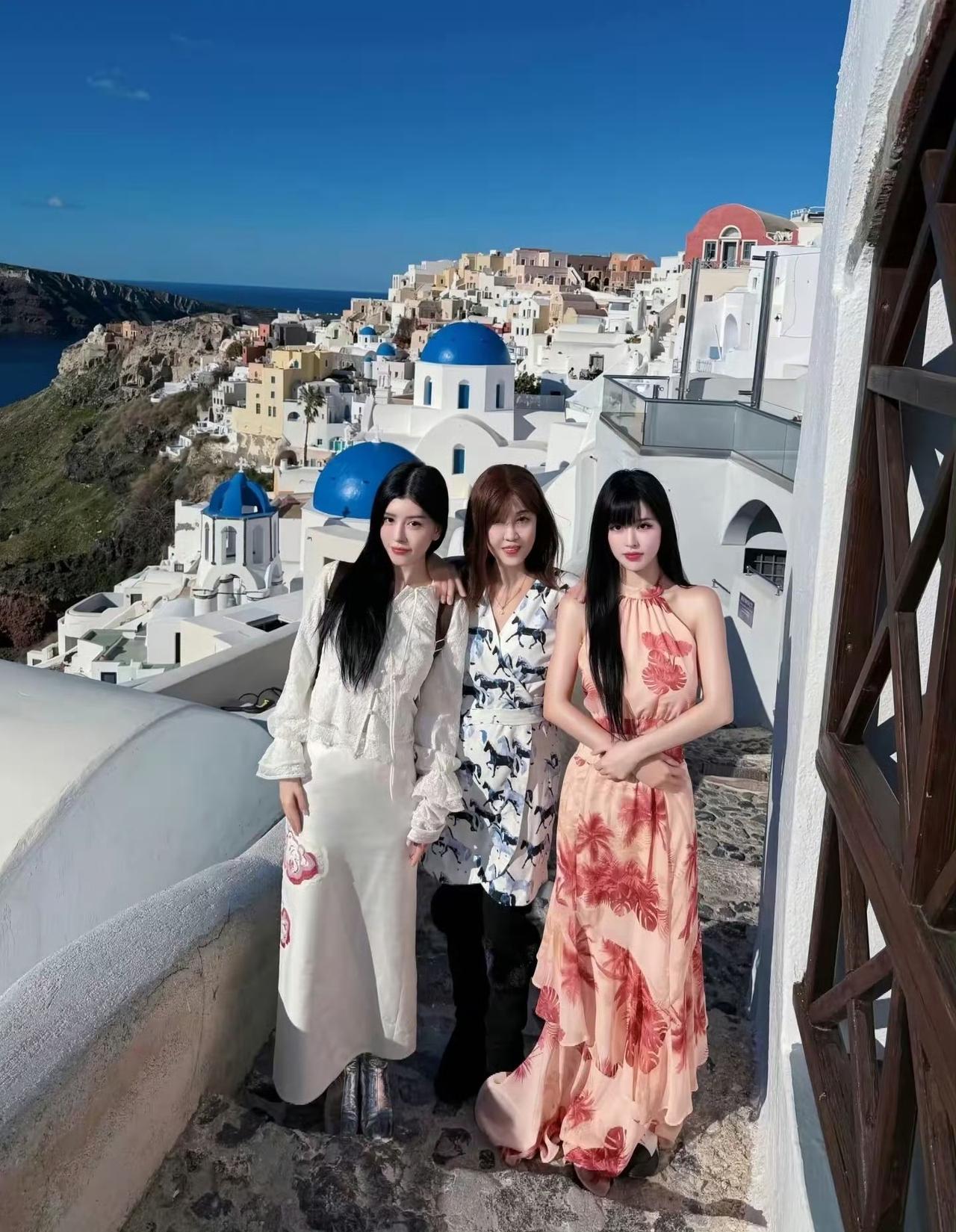 BY2姐妹携母亲同游希腊，三人亲密同框宛若姐妹，其相似容貌与精致五官引发网友热议
