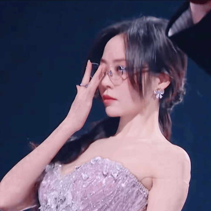 张靓颖九万字张靓颖戴眼镜妈妈级别这还是我印象中的吗？