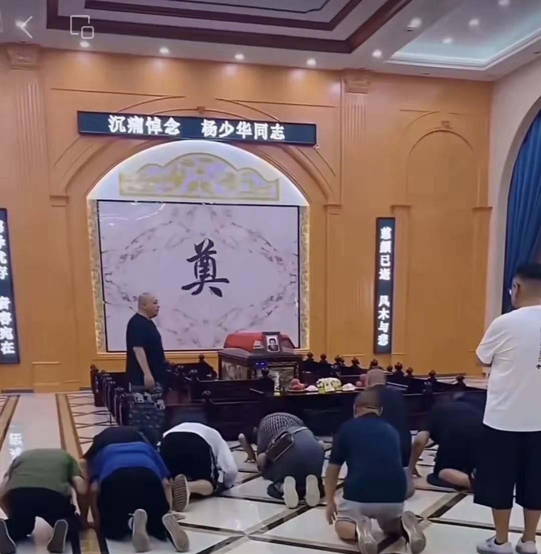 杨少华的灵堂前后变化真大啊！杨议四兄弟祭拜的时候，灵堂除了棺木和照片啥都没有，