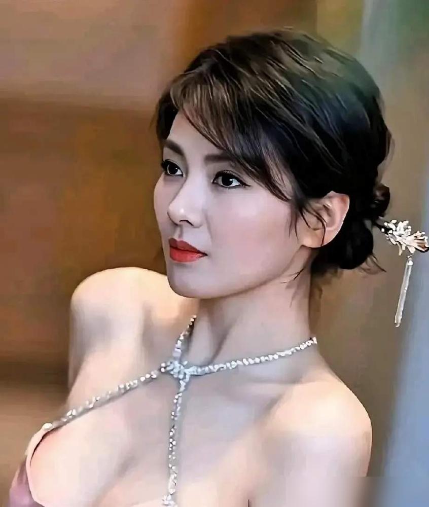 别再吹刘涛的松弛感了，你扒开那层皮看看，底下全是拿命填的4个亿窟窿。200