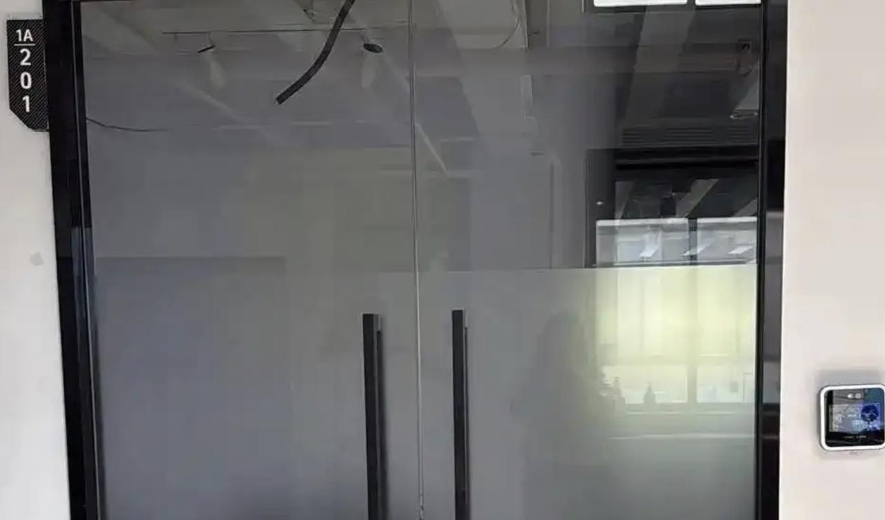 女子休完产假后回来上班发现公司没了，这背后到底是因为公司经营不善倒闭了，还是说公