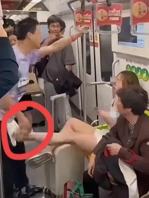 上海地铁，小姐姐猛踹男子裤裆后续来了！2025年5月24日，上海地铁2号线车