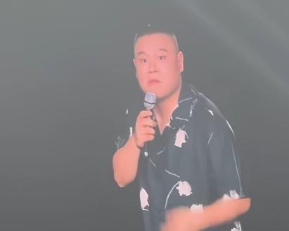有人花大价钱买票进场，有人蹲网上吐槽“品味有问题”——这场演唱会到底在吵什么？