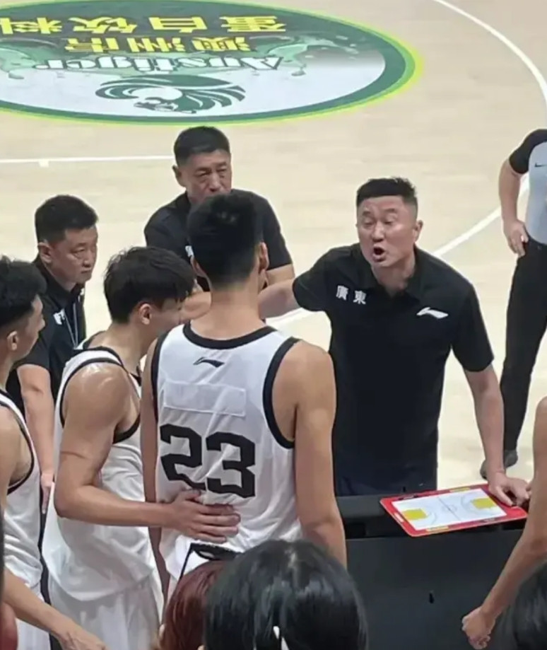 徐昕和杜峰发生争吵，徐昕坐着板凳都被杜峰叫起来挨骂！杜峰这脾气如果一直不改，作